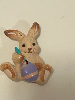 1986 Hallmark Cards Inc. vintage bunny rabbit painting an Easter egg pin brooch